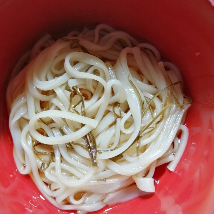 稲庭うどんと納豆昆布の和え物